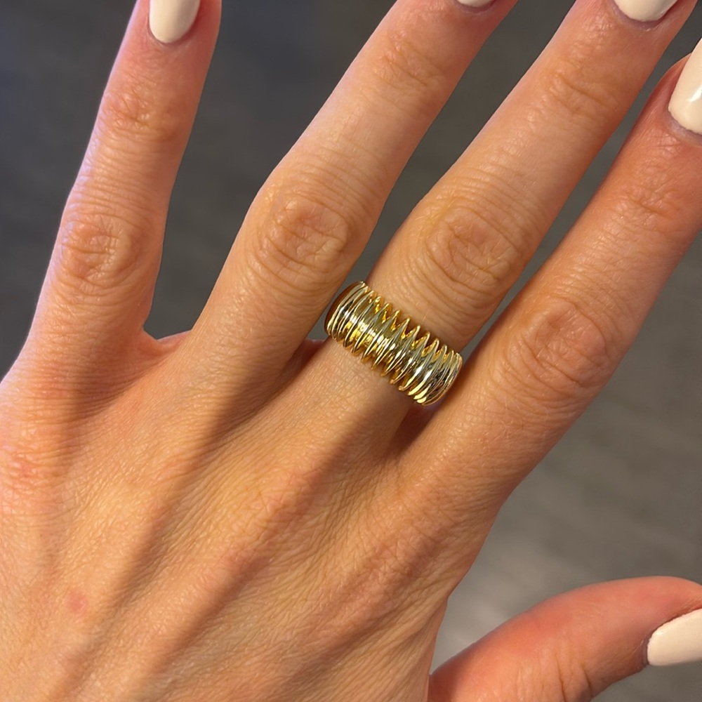 Dainty and delicate gold stainless steel ribbed chunky ring Sz 6
